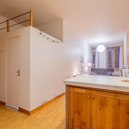 **central** A Nice Flat In The Center!