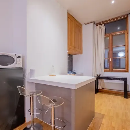 **central** A Nice Flat In The Center! *